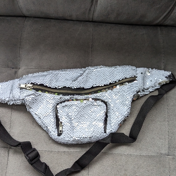 New Reversible Sequin Zippered Pouch Pack / Waist Bag White & Silver Sequins - Picture 4 of 4